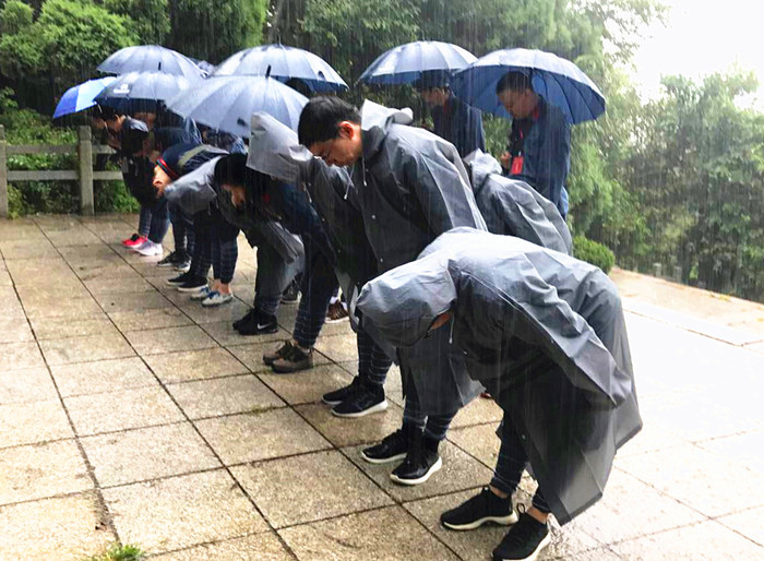 风雨中祭奠英烈